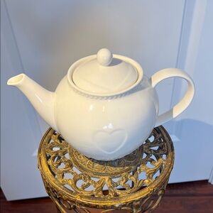 Creamy white heart detail tea pot
